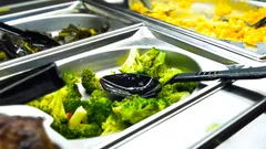 Zelená brokolice na servírovací lžíci v bufetu Wegmans