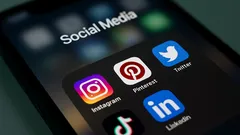Ikony sociálních sítí na telefonu: Instagram, Pinterest, Twitter, TikTok, LinkedIn.